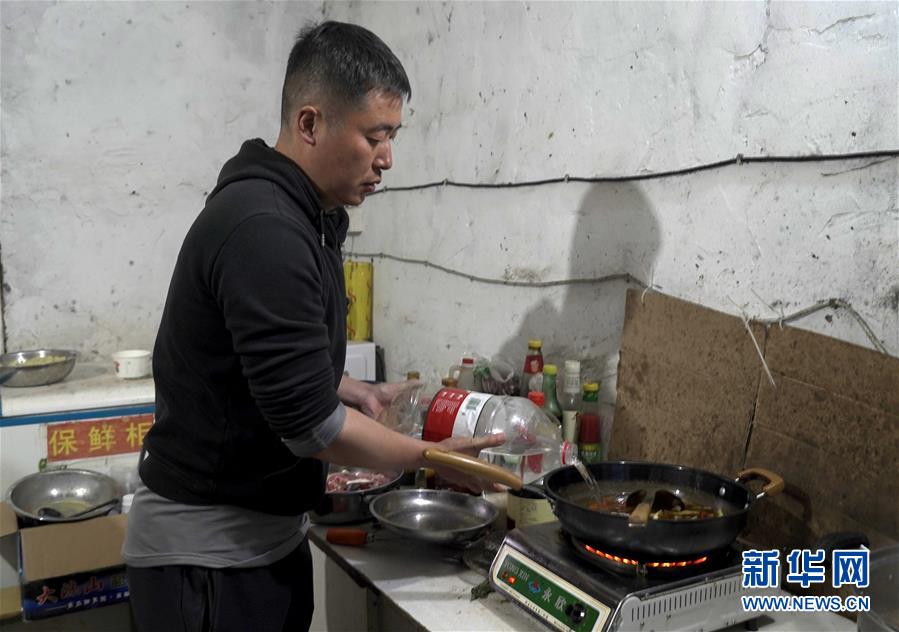 （決戰(zhàn)決勝脫貧攻堅·圖文互動）記者手記：觸摸改變，面對挑戰(zhàn)，感受新生——在大涼山腹地蹲點的日與夜