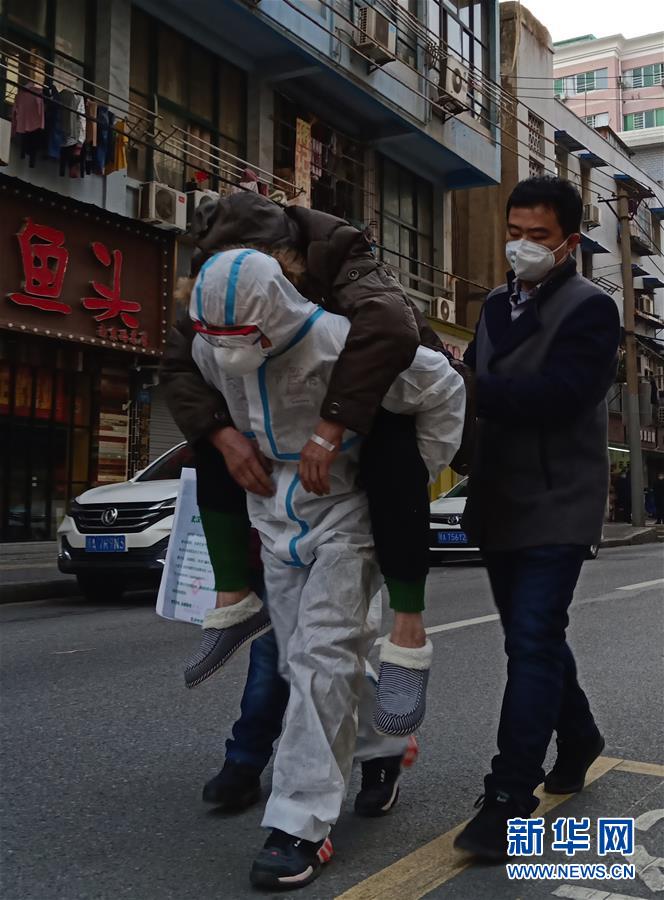 （習(xí)近平致敬的戰(zhàn)“疫”英雄·公安干警篇·圖文互動(dòng)）（4）他們，抗疫一線鑄警魂