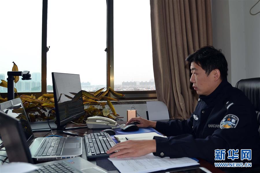（習(xí)近平致敬的戰(zhàn)“疫”英雄·公安干警篇·圖文互動(dòng)）（8）他們，抗疫一線鑄警魂
