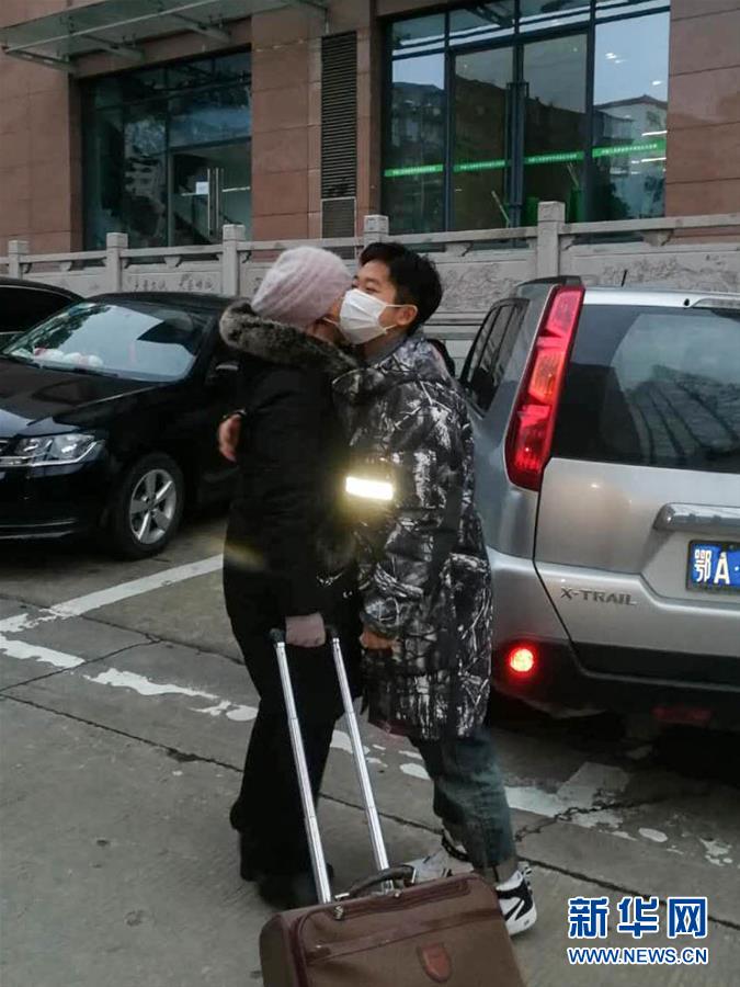 （一線抗疫群英譜·圖文互動）（3）大學(xué)生志愿者譚藝西：在武漢，我和媽媽共戰(zhàn)“疫”