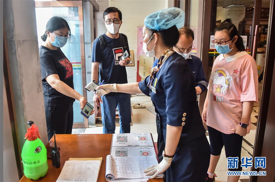 （圖文互動(dòng)）（1）北京節(jié)日市場復(fù)工忙、人氣旺