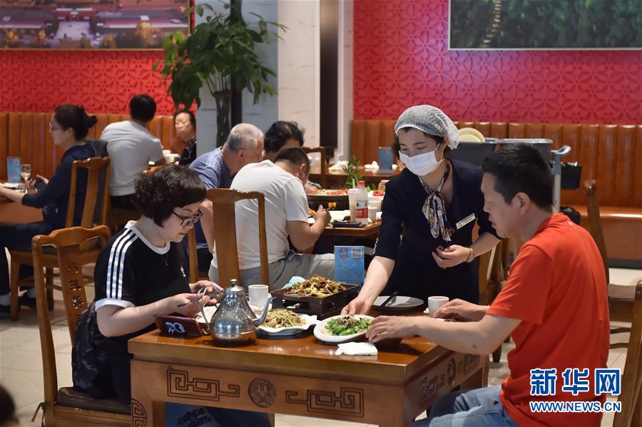 （圖文互動(dòng)）（3）北京節(jié)日市場復(fù)工忙、人氣旺