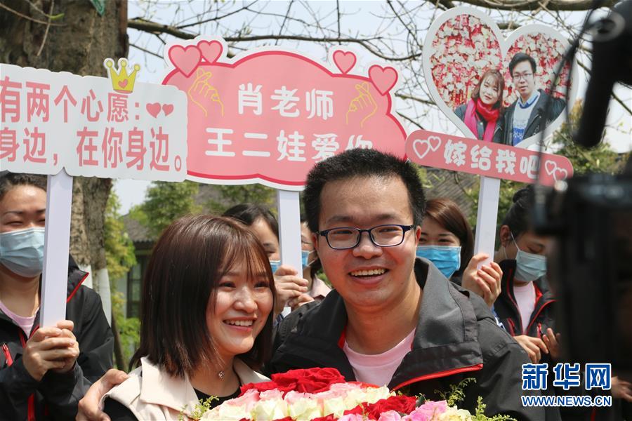 （新華全媒頭條·圖文互動(dòng)）（12）“我看不見(jiàn)你的樣子，但我知道你是誰(shuí)”——寫在國(guó)際護(hù)士節(jié)來(lái)臨之際