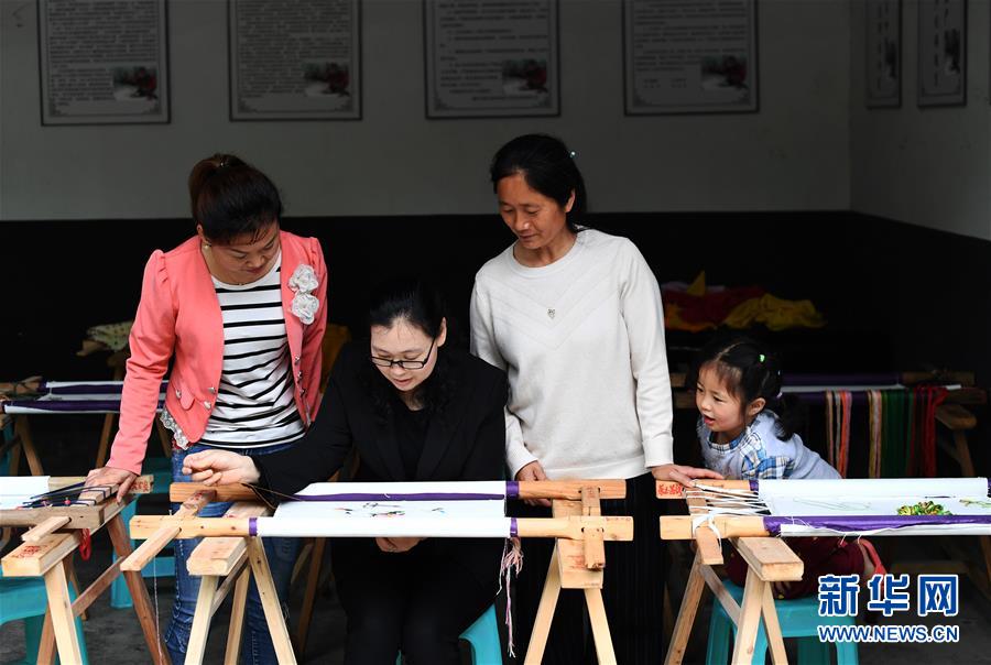 （兩會人物·圖文互動）（1）帶娃、賺錢兩不誤——一位農民工代表眼中的脫貧新工作