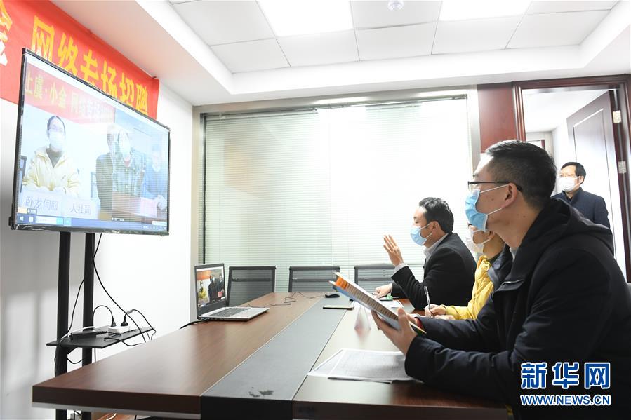 （新華全媒頭條·圖文互動）（18）從人民中汲取磅礴力量——習(xí)近平總書記同出席2020年全國兩會人大代表、政協(xié)委員共商國是紀(jì)實(shí)