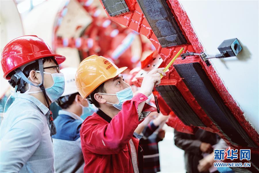 （在習近平新時代中國特色社會主義思想指引下——新時代新作為新篇章·習近平總書記關切事·圖文互動）（1）最有力的支撐，最堅決的攀登——記錄奮戰(zhàn)在復工復產一線的科技工作者