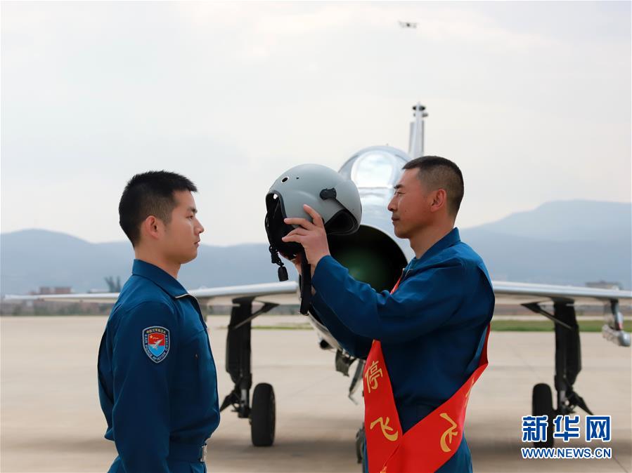 （圖文互動）（2）5290小時(shí)！中國空軍殲擊機(jī)飛行紀(jì)錄保持者光榮停飛