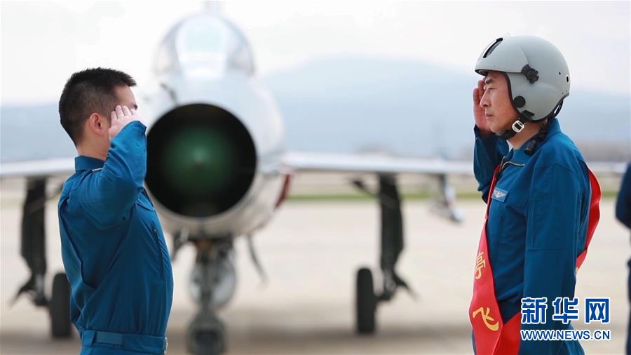 （圖文互動）（8）5290小時(shí)！中國空軍殲擊機(jī)飛行紀(jì)錄保持者光榮停飛