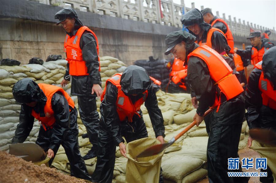 （防汛抗洪·圖文互動）（1）洪水不退，子弟兵誓死不退——解放軍和武警部隊官兵參與洪澇災害搶險救援記事