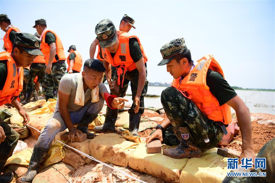 （防汛抗洪·圖文互動）（2）洪水不退，子弟兵誓死不退——解放軍和武警部隊官兵參與洪澇災害搶險救援記事
