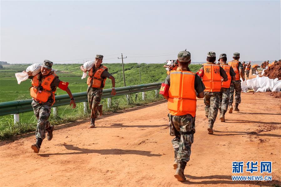 （防汛抗洪·圖文互動）（5）洪水不退，子弟兵誓死不退——解放軍和武警部隊官兵參與洪澇災害搶險救援記事