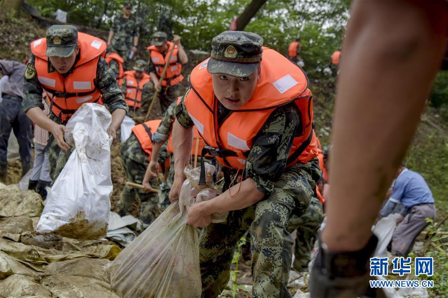 （防汛抗洪·圖文互動）（6）洪水不退，子弟兵誓死不退——解放軍和武警部隊官兵參與洪澇災害搶險救援記事