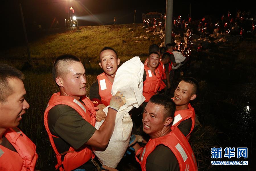 （防汛抗洪·圖文互動）（8）洪水不退，子弟兵誓死不退——解放軍和武警部隊官兵參與洪澇災害搶險救援記事