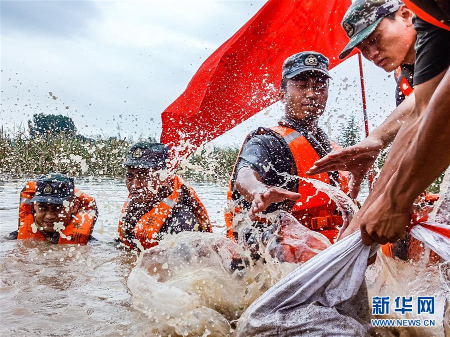 （防汛抗洪·圖文互動）（9）洪水不退，子弟兵誓死不退——解放軍和武警部隊官兵參與洪澇災害搶險救援記事