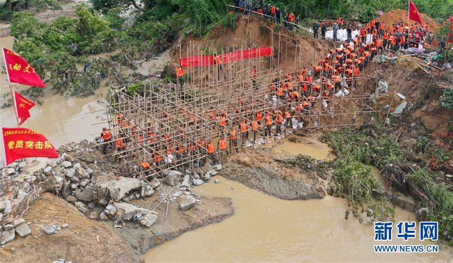 （防汛抗洪·圖文互動）（10）洪水不退，子弟兵誓死不退——解放軍和武警部隊官兵參與洪澇災害搶險救援記事