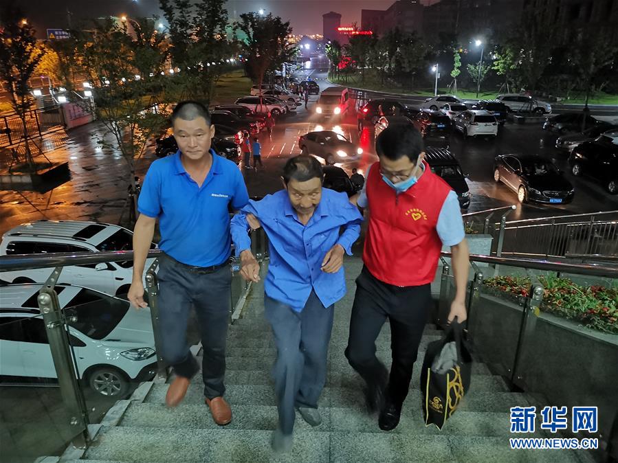 （防汛抗洪·圖文互動）（3）洪水來襲，銅鑼聲在千年古鎮(zhèn)的雨夜響起