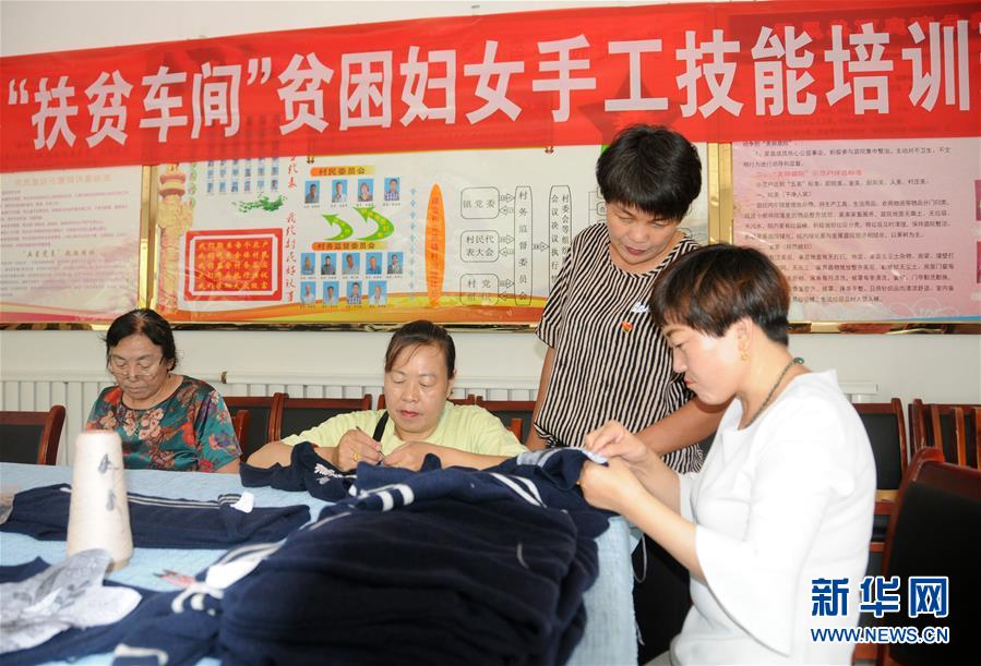 （決戰(zhàn)決勝脫貧攻堅(jiān)·圖文互動(dòng)）（1）內(nèi)蒙古河套：一雙巧手、一副棒針、一團(tuán)毛線打造貧困戶“炕頭經(jīng)濟(jì)”
