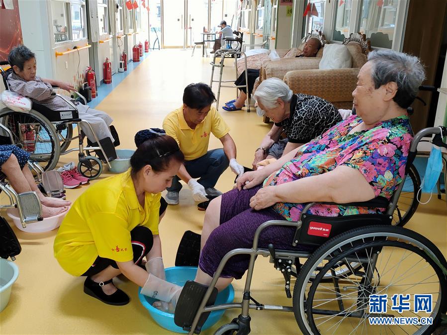 （走向我們的小康生活·圖文互動）（3）北京“老有所養(yǎng)”的床邊、身邊、周邊事