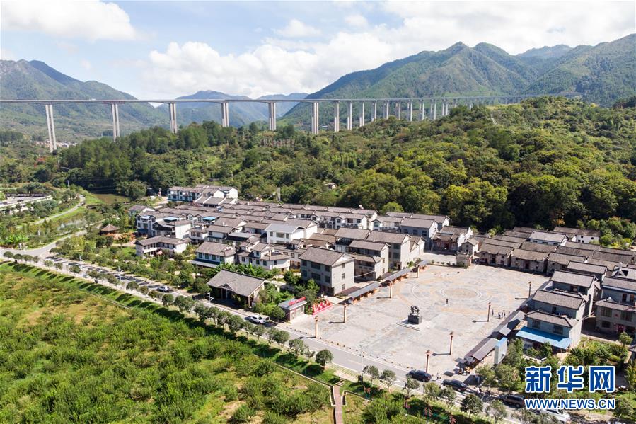 （習(xí)近平的小康故事·新華網(wǎng)·圖文互動(dòng)）（3）“真正解決好基層群眾看病難、看病貴問(wèn)題”——習(xí)近平和群眾健康的故事