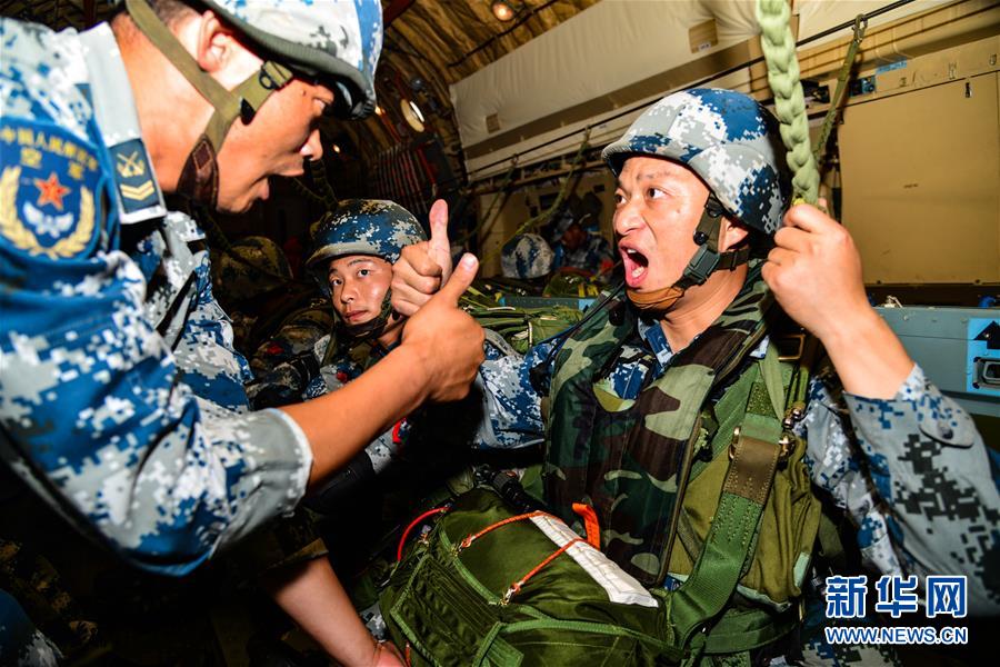 （在習(xí)近平強軍思想指引下·我們在戰(zhàn)位報告·圖文互動）（3）朵朵傘花綻放，勝戰(zhàn)精兵天降——空降兵部隊某旅教導(dǎo)員余海龍帶領(lǐng)官兵傳承黃繼光精神記事