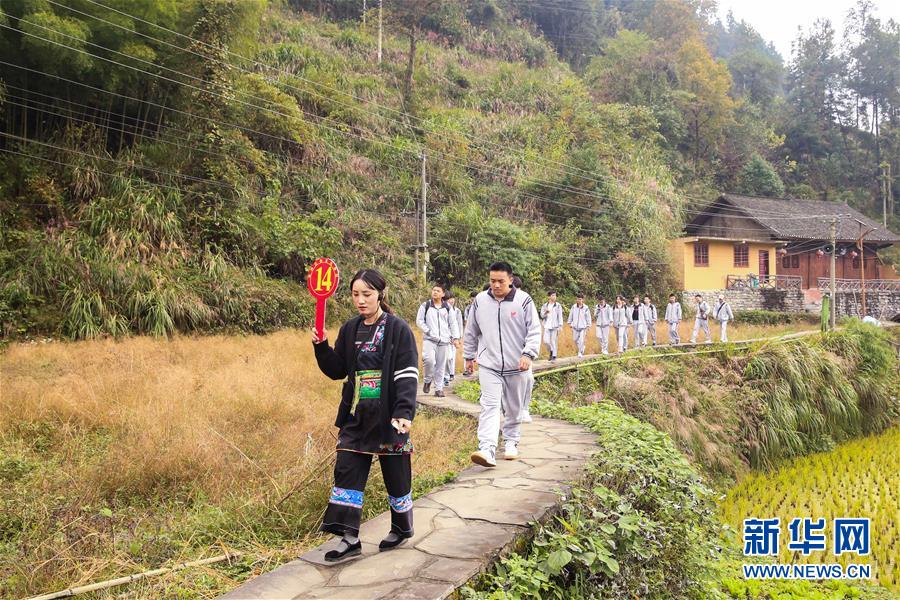 （在習(xí)近平新時(shí)代中國(guó)特色社會(huì)主義思想指引下——新時(shí)代新作為新篇章·習(xí)近平總書記關(guān)切事·圖文互動(dòng)）（3）精準(zhǔn)扶貧7年，十八洞村“長(zhǎng)”出10余種新職業(yè)