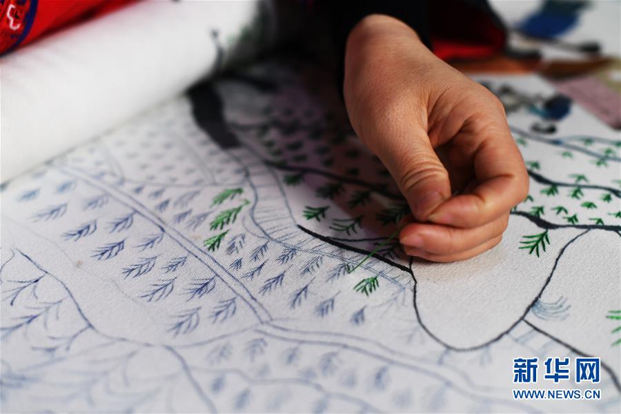 （兩會人物·圖文互動）（2）帶娃、賺錢兩不誤——一位農(nóng)民工代表眼中的脫貧新工作
