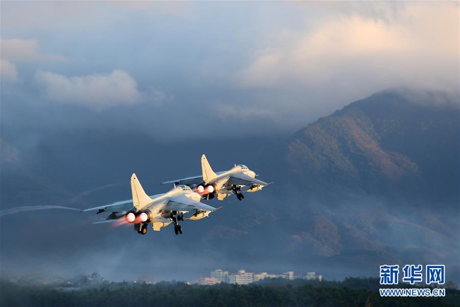 （新華全媒頭條·圖文互動(dòng)）（2）沿著中國特色強(qiáng)軍之路闊步前進(jìn)——黨中央、中央軍委領(lǐng)導(dǎo)推進(jìn)國防和軍隊(duì)建設(shè)70年紀(jì)實(shí)