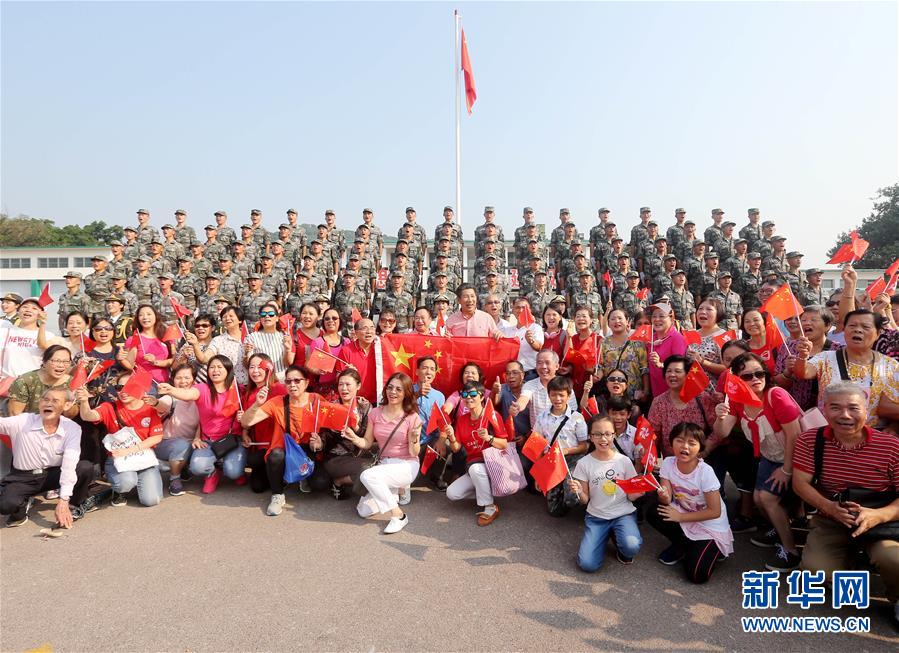 （圖文互動）（4）“我和我的祖國，一刻也不能分割”——解放軍駐香港部隊(duì)與市民共同慶祝國慶70周年見聞