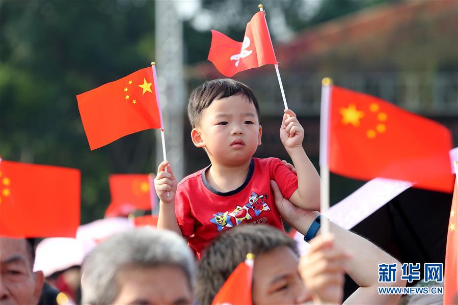 （圖文互動）（2）“我和我的祖國，一刻也不能分割”——解放軍駐香港部隊(duì)與市民共同慶祝國慶70周年見聞