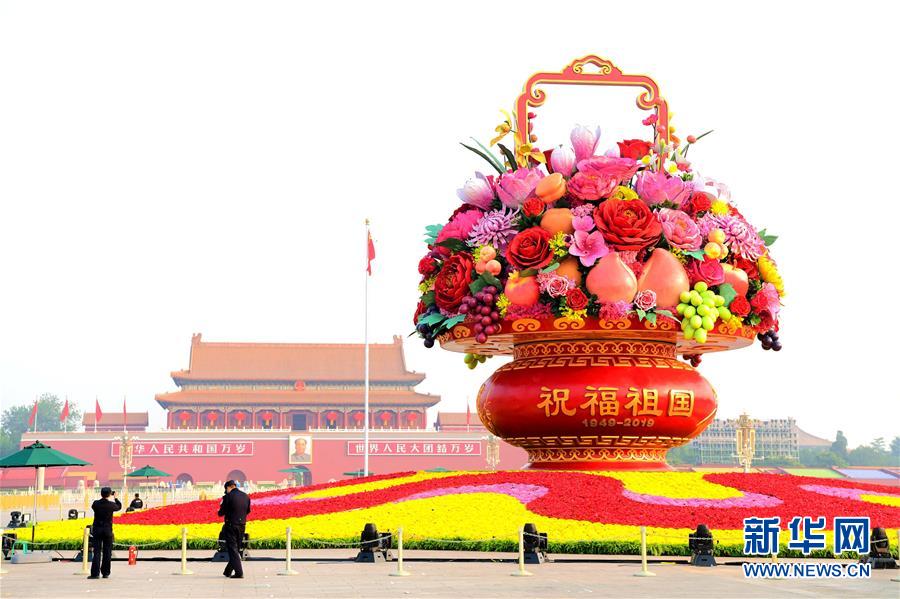 （圖文互動(dòng)）（2）7小時(shí)組裝！18米高巨型“花果籃”亮相天安門(mén)廣場(chǎng)