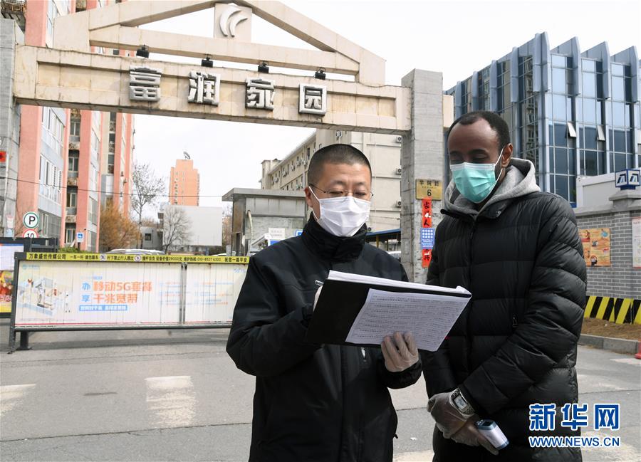 （習近平致敬的戰(zhàn)“疫”英雄·志愿者篇·圖文互動）（10）他們，微光成炬照征程