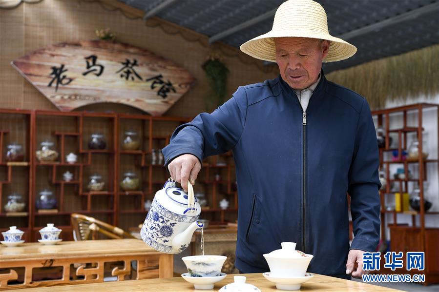 （新華全媒頭條·圖文互動(dòng)）（5）初夏，循著總書記的腳步探訪產(chǎn)業(yè)扶貧新事