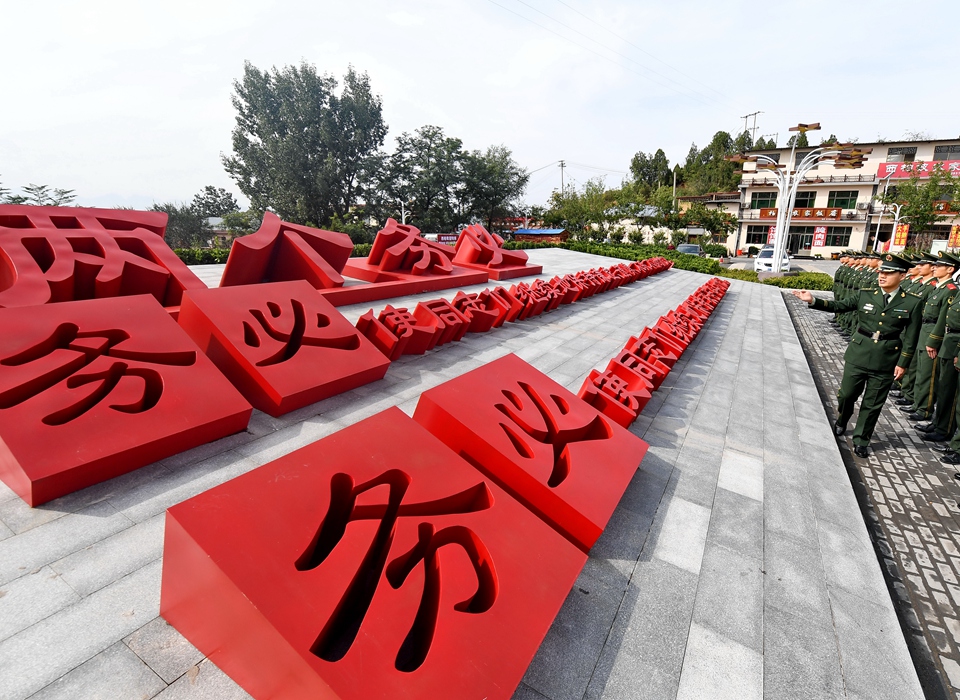 全面從嚴(yán)治黨，以更高能力和水平引領(lǐng)新時(shí)代