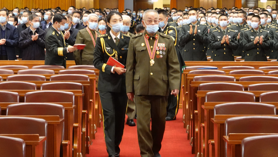 大會(huì)前，志愿軍老同志入場(chǎng)