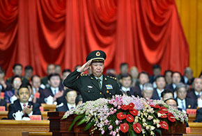 新疆軍區(qū)司令員、軍區(qū)黨委副書記彭勇向現(xiàn)場與會代表致敬