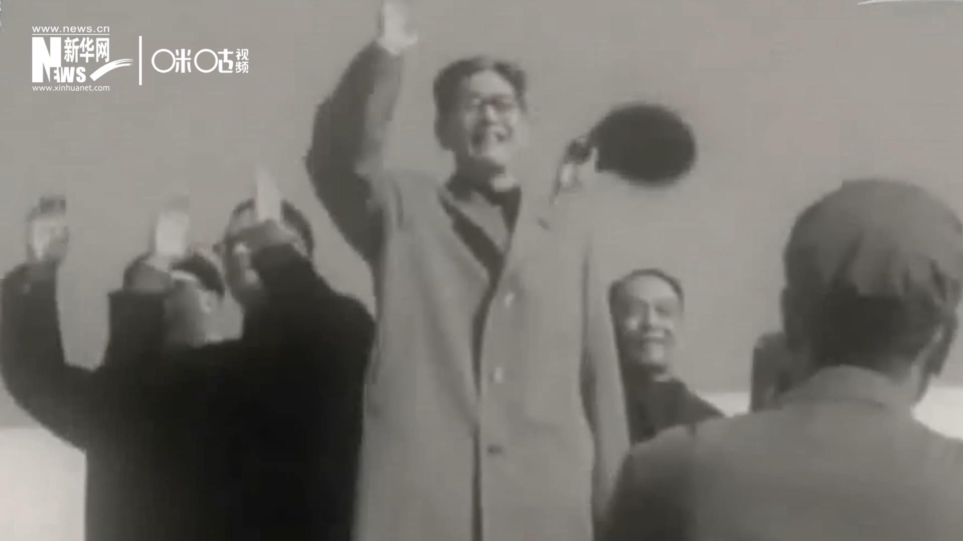 1971年11月9日，全新成立的中國聯(lián)合國代表團(tuán)在群眾的歡呼與掌聲中登上專機(jī)，正式開啟了中國的聯(lián)合國之旅。
