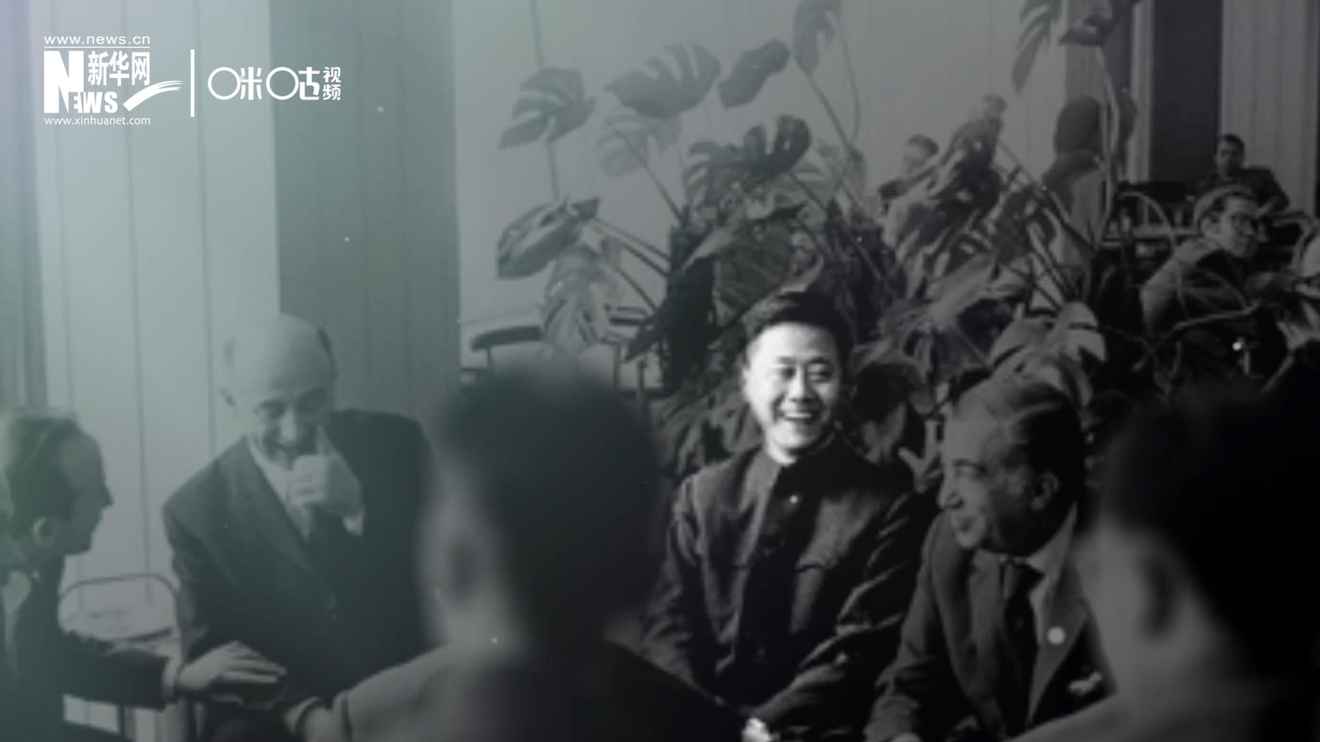 照片里的這個(gè)人是高梁，原新華社國際部記者。原本作為代表團(tuán)隨行記者的他接到通知，由他帶領(lǐng)一支先遣小組先行去紐約。