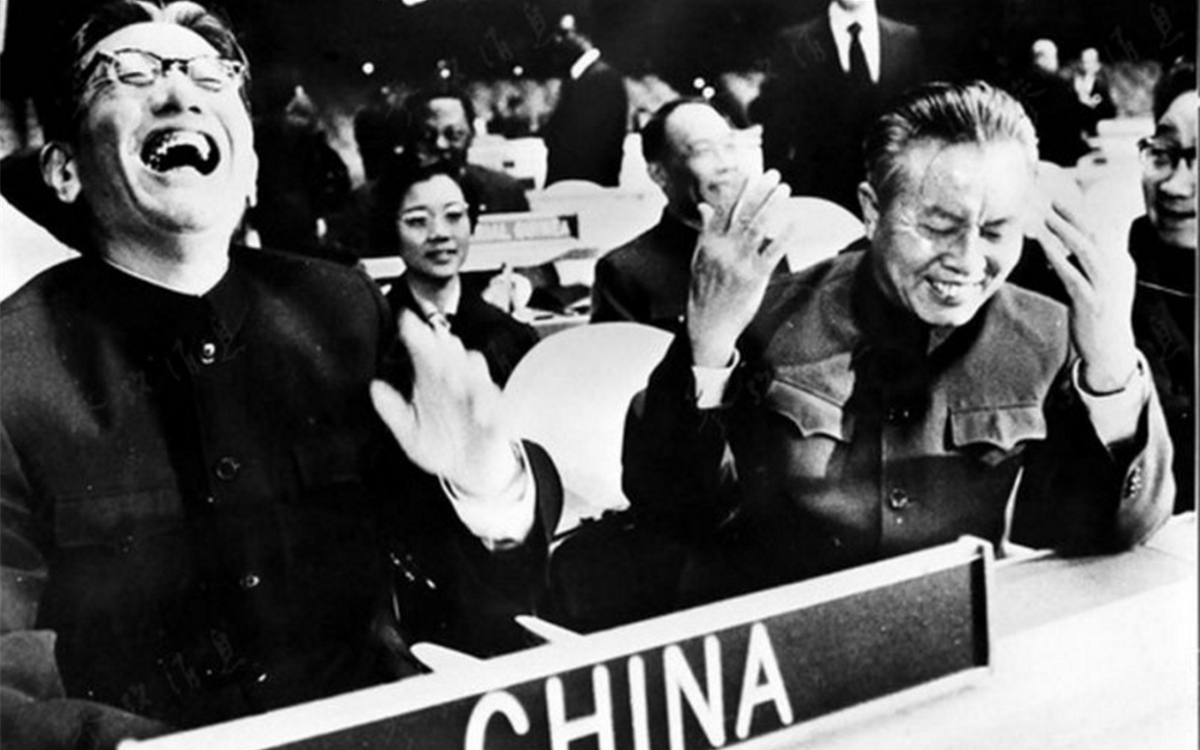 1971年10月25日，聯(lián)大通過決議，恢復(fù)了中華人民共和國(guó)在聯(lián)合國(guó)的合法席位