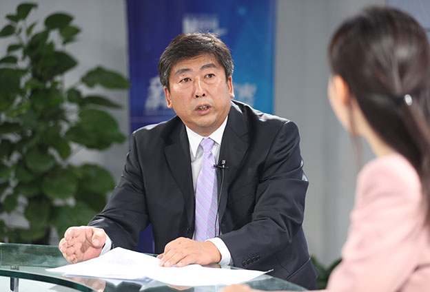 具體落在實(shí)處就是把方向，管大局，保落實(shí)
