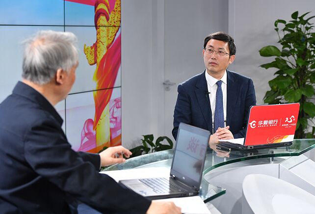 您再給我們梳理一下，黨章中有關(guān)“基本路線”的修改情況。