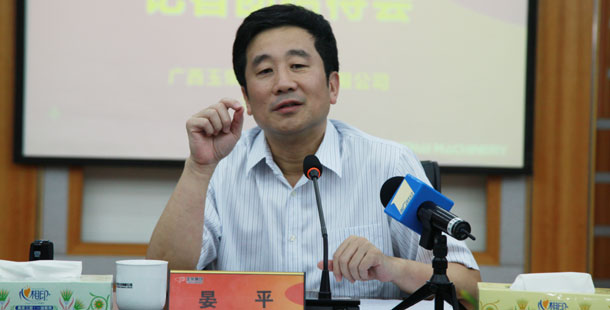 玉柴集團(tuán)公司董事局主席晏平——大家可能不一定認(rèn)識(shí)我，但是大家一定坐過裝配玉柴發(fā)動(dòng)機(jī)的客車、公交車，因?yàn)橛癫癜l(fā)動(dòng)機(jī)裝配在全國(guó)超過60%的客車、公交車上。玉柴發(fā)動(dòng)機(jī)能夠陪伴大家上班、回家、逛街，我很自豪。我們將繼續(xù)制造更多更好的綠色產(chǎn)品，造福社會(huì)和百姓。