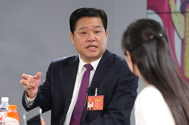 一絲不茍摘窮帽，全力以赴拔窮根