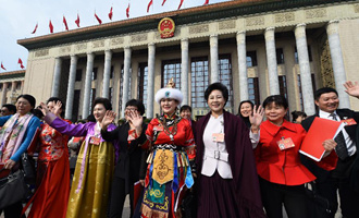 閉幕會(huì)后，代表走出人民大會(huì)堂