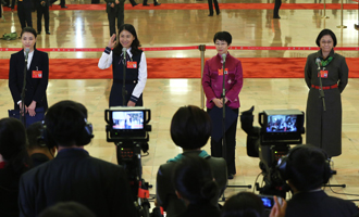吳敏霞、杜玉濤、蒙曼、盧麗安代表接受采訪