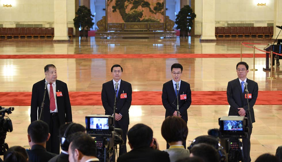 凌解放、王立平、徐川、黃一兵接受采訪