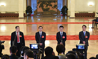 凌解放、王立平、徐川、黃一兵代表接受采訪