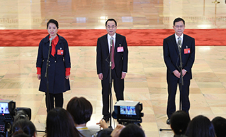 姜妍、康紅普、劉宗富代表接受采訪