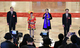 蔡松濤、杜麗群、楊小玲、賈立群代表接受采訪