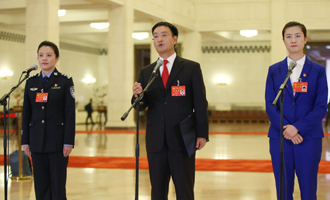 李貝、裴春亮、丁寧代表接受采訪