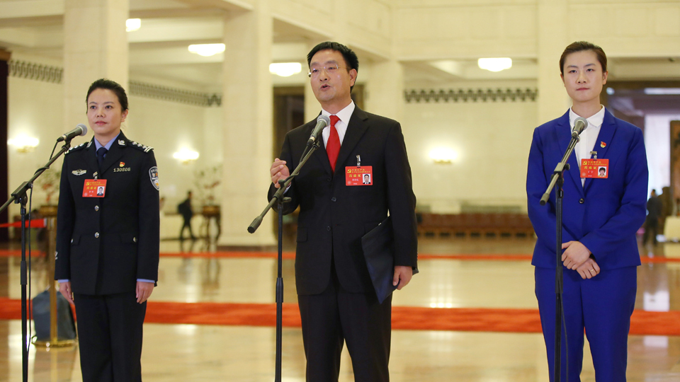 李貝、裴春亮、丁寧代表接受采訪
